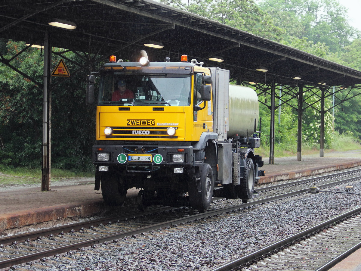 Zweiwegefahrzeug Iveco 190 E 35 W mit Wechselaufbau(99 80 9908 004 ဓ 1 D-WKHA) der Firma Wilhelm Kemming GmbH (EVU: RSE) aus 04747 Roßwein am 27. Mai 2014 im Bahnhof Quedlinburg. 