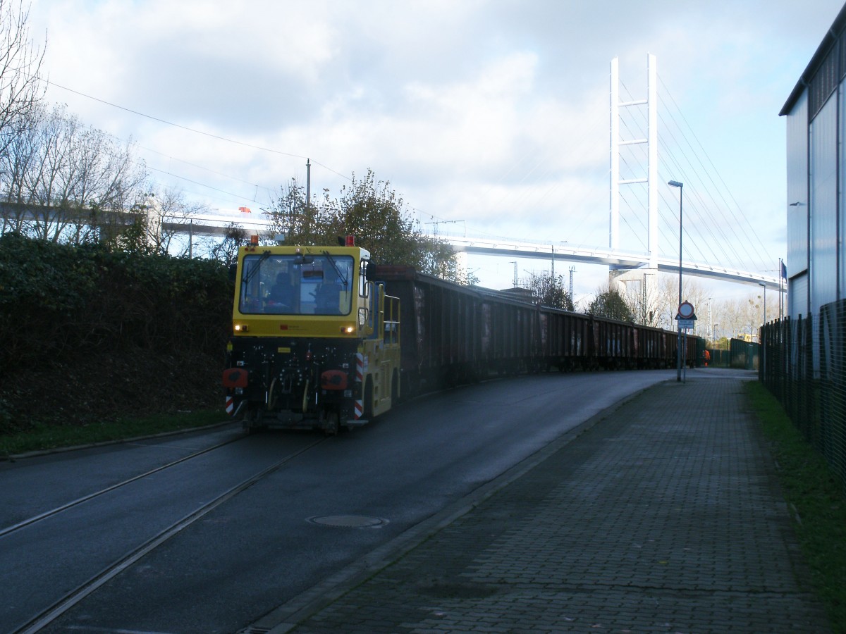 Zweiwegefahrzeug rangierte,am 13.November 2013,im Stralsunder Sdhafen.