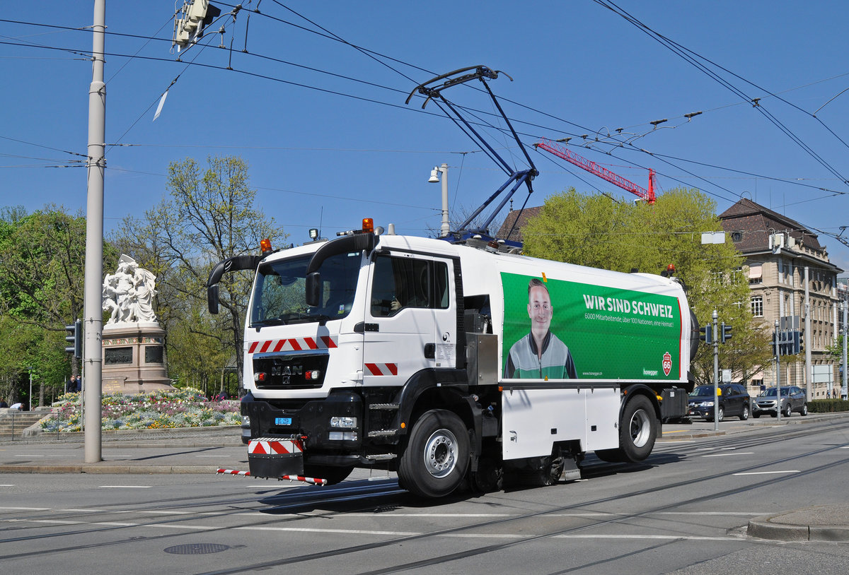 Zweiwegfahrzeug mit der Betriebsnummer 2827 reinigt die Schienen beim Bahnhof SBB. Der Pantograf wird benutzt zum stellen von Weichen und zur Ansteuerung LSA und BSA Anlagen. Die Aufnahme stammt vom 19.04.2016.
