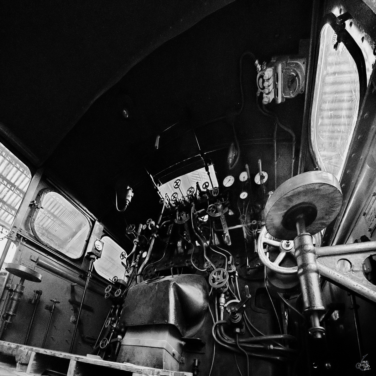  Zwergenblick  auf den Führerstand der 1956 gebauten Dampflokomotive 242F-2009  Confederación . (Eisenbahnmuseum Madrid, November 2022)