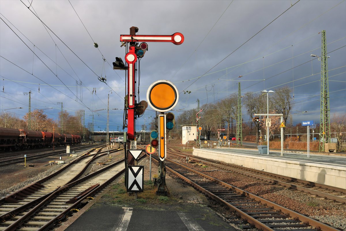 Zwergflügelsignal am 22.12.18 in Hanau Hbf auf HP0