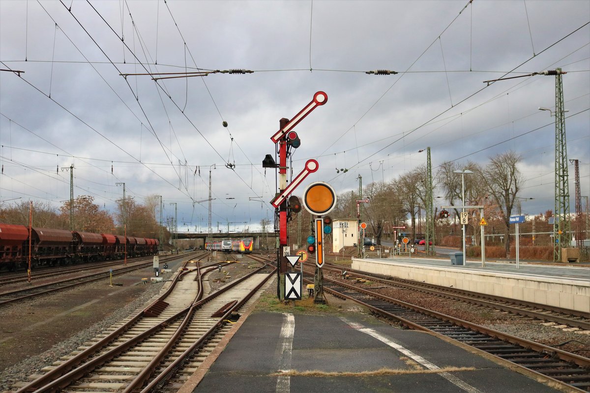 Zwergflügelsignal am 22.12.18 in Hanau Hbf auf HP2