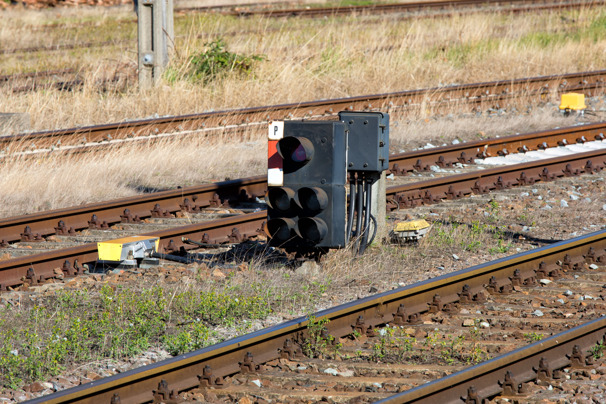 Zwergsignal „P“ (Ausfahrsignal) in Bergen auf Rügen in Richtung Lietzow. - 02.10.2015