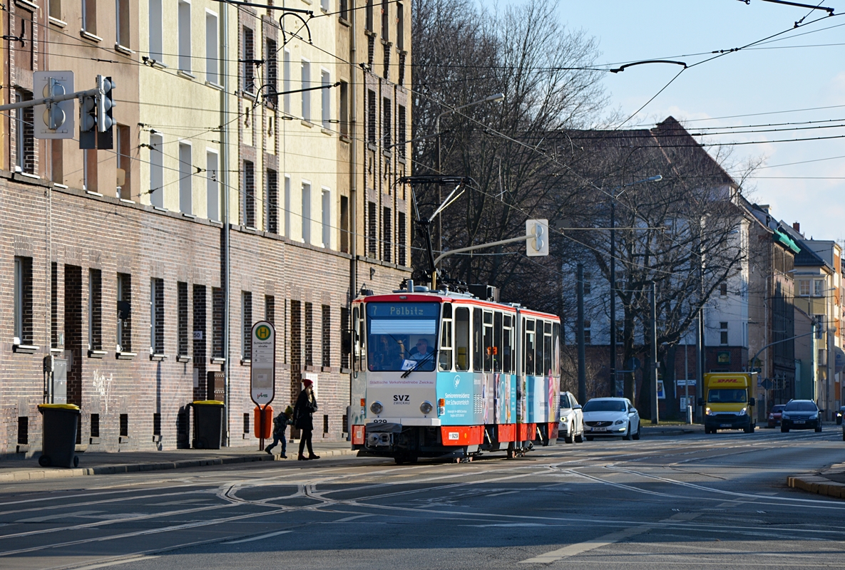 Zwickau, Leipziger Straße. Tatra KT4DMC #929 als Linie 7 steht an der Haltestelle Schlachthofstraße. Die Aufnahme stammt vom 14.02.2018. 