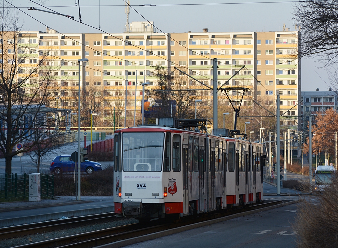 Zwickau, Neuplanitzer Straße. Tatra KT4DMC-Traktion hat gerade eine neue Fahrt auf der Linie 3 nach Eckersbach angefangen. Die Aufnahme stammt vom 14.02.2018. 