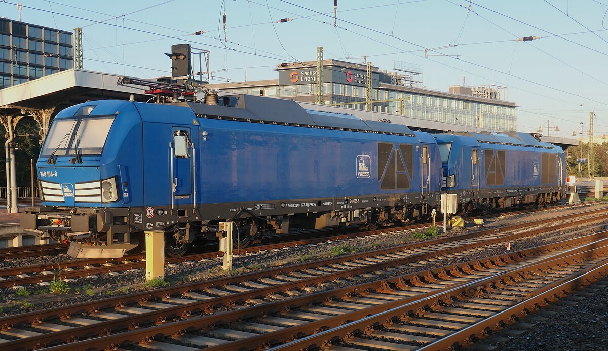 Zwillingspaar mit führender 248 025 und folgender 248 026 der PRESS im Bahnhof Dresden Hauptbahnhof im Oktober 2025