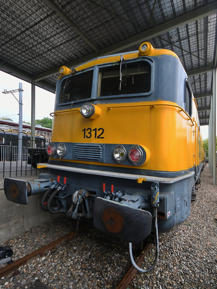 Zwischen 1952 und 1956 wurden 15 Lokomotiven der bei Alsthom in Belfort gebauten Baureihe 1300 bei der niederl�ndischen Staatsbahn in Dienst gestellt. Das Exemplar 1312  Zoetermeer  stammt aus dem Jahr 1956 und war Anfang September 2026 im Eisenbahnmuseum Utrecht zu sehen.