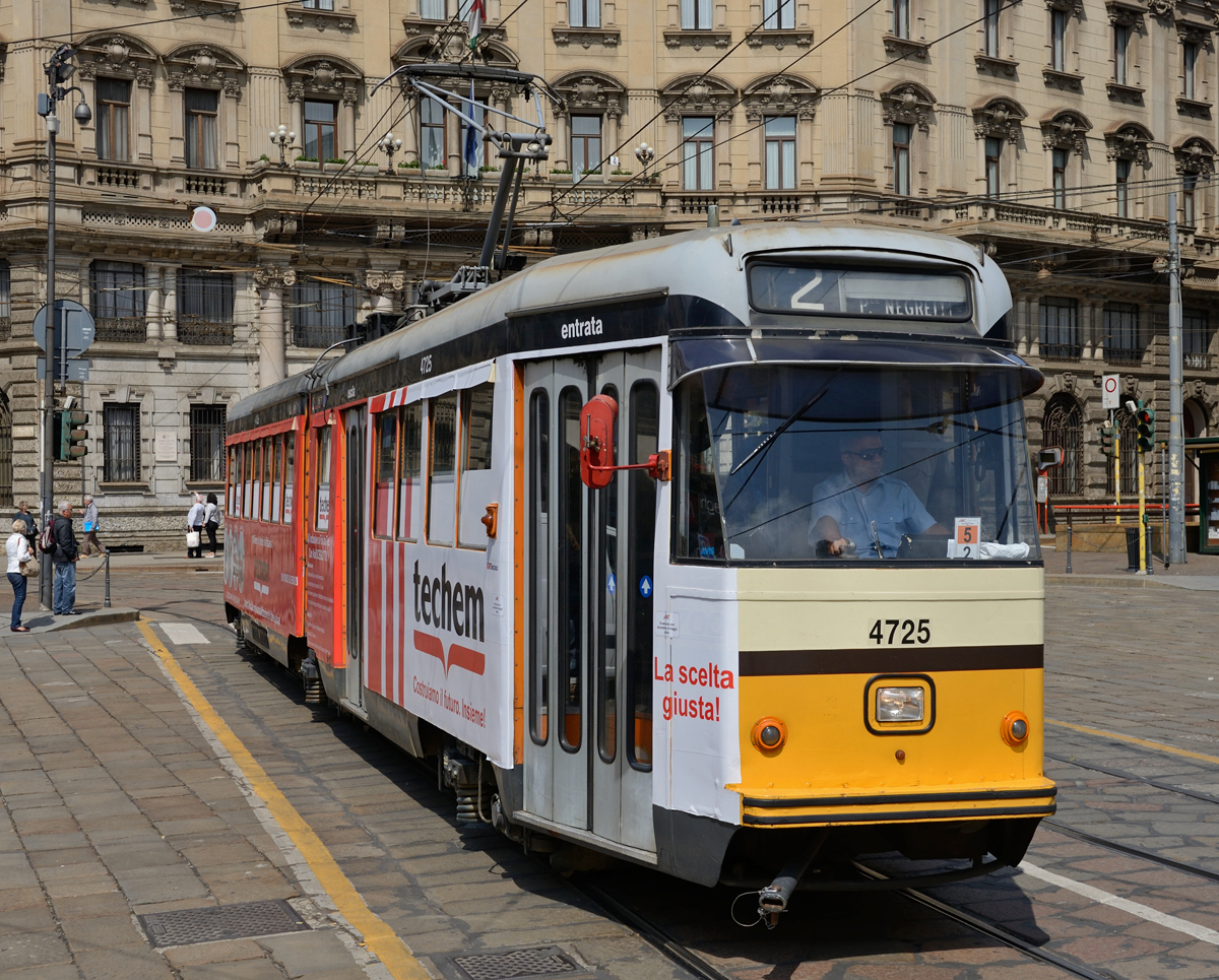 Zwischen 1956 und 1960 wurden von MS, TIBB, und Breda 20 Triebwägen mit einer Länge von 19,58 Meter und einem Fassungsvermögen von 36 Sitz- und 140 Stehplätzen gebaut.
Die Garnituren erhielten die Ordnungsnummern 4714-4733. Der  Triebwagen 4725 war am Nachmittag des 20. Mais 2015 auf der Linie 2 in Richtung Piazzale Negrelli unterwegs, und wurde von mir am Cordusio fotografiert. 