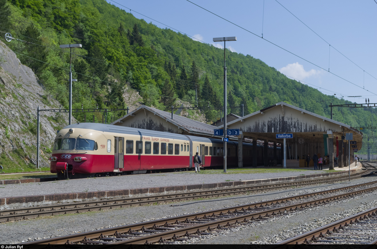 Zwischen 1961 und 1974 war das Bild vom RAe TEE II im Bahnhof Vallorbe Alltag. Damals verbanden die eleganten Vierstromzüge als TEE Cisalpin Paris mit Milano. Am 16. Mai 2015 fuhr der historische RAe TEE II 1053 aus Anlass des 100 Jahre Jubiläums der grenzüberschreitenden Strecke Vallorbe-Frasne nach Vallorbe.