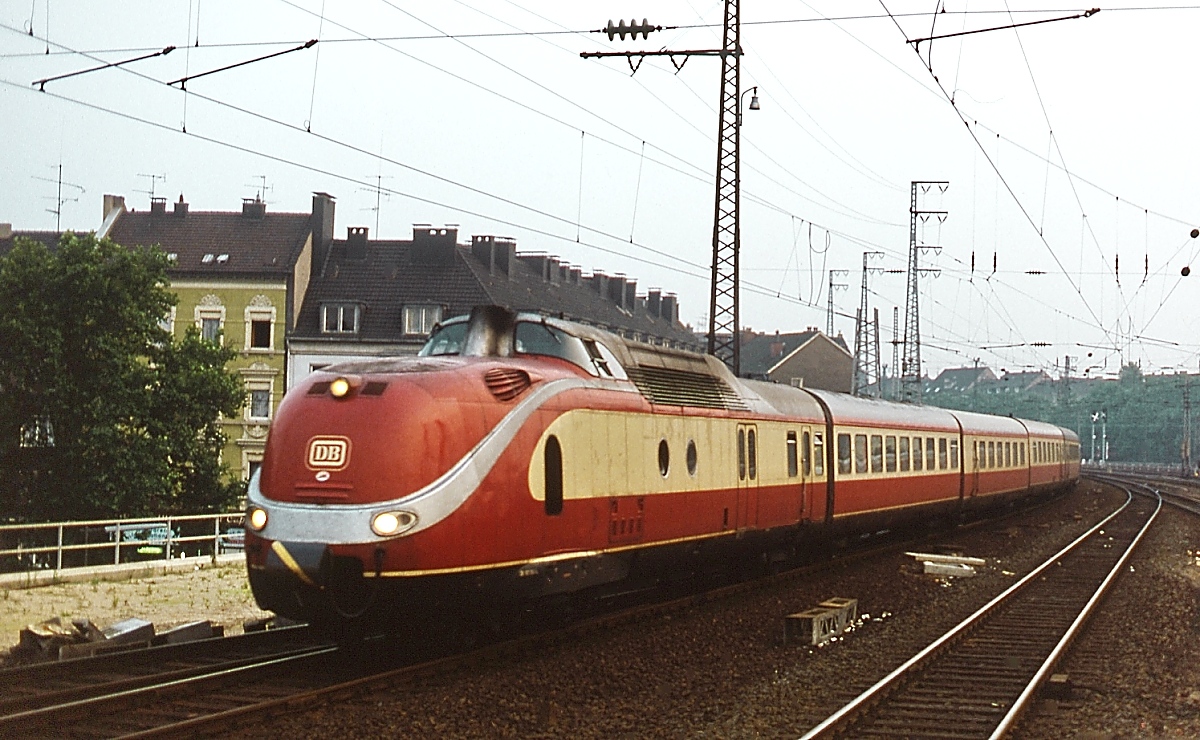 Zwischen 1980 und 1988 wurden die 601 in den Sommermonaten im Turnusverkehr als  Alpen-See-Express  eingesetzt, die von Dortmund und Hamburg aus in süddeutsche und österreichische Feriengebiete fuhren. Mitte der 1980er Jahre kommt ein 601 mit DB-Keks im Düsseldorfer Hauptbahnhof an.