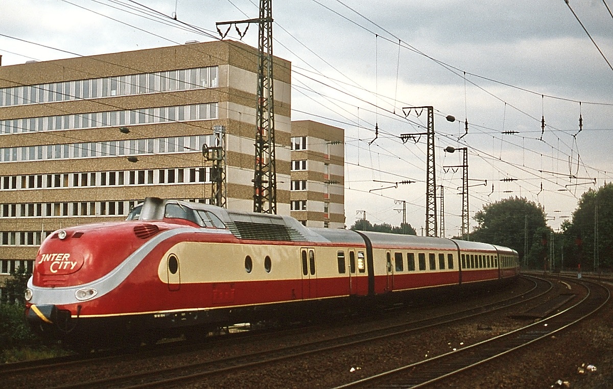 Zwischen 1980 und 1988 wurden die 601 in den Sommermonaten im Turnusverkehr als  Alpen-See-Express  eingesetzt, die von Dortmund und Hamburg aus in süddeutsche und österreichische Feriengebiete fuhren. Mit dem IC-Emblem fährt ein 601 Mitte der 1980er Jahre am S-Bahnhof Düsseldorf-Volksgarten vorbei.