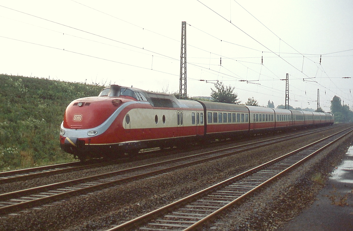 Zwischen 1980 und 1988 wurden die 601 in den Sommermonaten im Turnusverkehr als  Alpen-See-Express  eingesetzt, die von Dortmund und Hamburg aus in süddeutsche und österreichische Feriengebiete fuhren. Dafür wurde das IC-Emblem durch den DB-Keks ersetzt. Hier ist ein 601 Mitte der 1980er Jahre bei Düsseldorf Garath in Richtung Dortmund unterwegs.