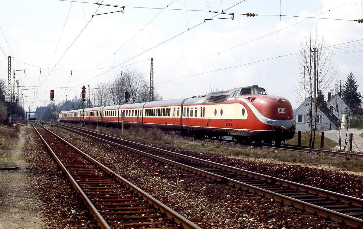 Zwischen 1980 und 1988 wurden die 601 in den Sommermonaten im Turnusverkehr als  Alpen-See-Express  eingesetzt, die von Dortmund und Hamburg aus in süddeutsche und österreichische Feriengebiete fuhren. Anfang April 1988 fährt ein 601 bei einem seiner letzten Einsätze durch Westheim bei Augsburg in Richtung Ulm.