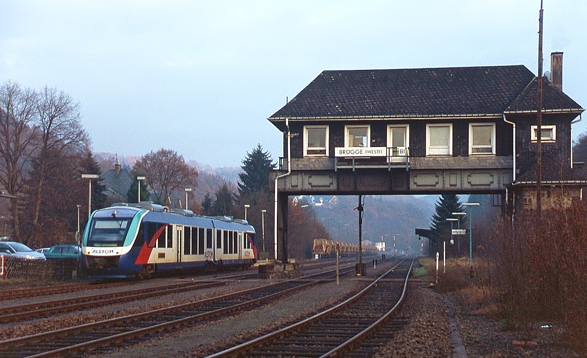 Zwischen 1999 und 2004 betrieb die Dortmund-Märkische Eisenbahn die Strecke von Dortmund über Hagen nach Lüdenscheid. Im November 2004 wurde wegen Ausfalls eines Triebwagens der LINT-41 Vorführwagen VT 707 eingesetzt, der hier am bekannten Reiterstellwerk vorbei aus denm Bahnhof Brügge (Westfalen) nach Lüdenscheid ausfährt.