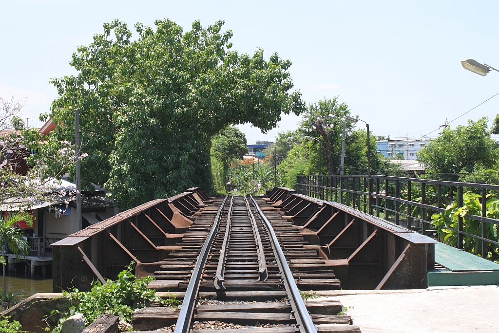 Zwischen den 2 Bahnsteigen der Hst. Chom Thong berquert diese Eisenbahn- und Fugngerbrcke einen Khlong (Kanal); Blickrichtung Wongwian Yai am 01.Juni 2013. 

