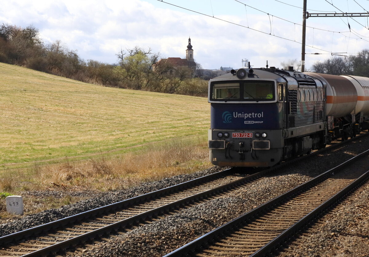 Zwischen  Ústí nad Labem und Most kommt dem PRESS Sonderzug ein kurzer Kesselwagenzug entgegen, gezogen von 753 722-8 des Unternehmens Unipetrol. 09.04.2022  10:16 Uhr.