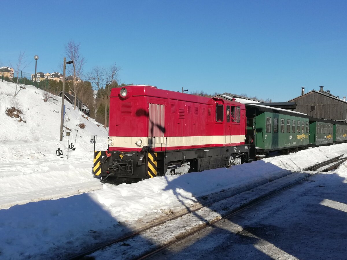 Zwischen  9. und 14. Februar hielt ich mich im Kurort Oberwiesenthal im Erzgebirge auf, nach eigener Aussage höchstgelegenen Stadt Deutschlands. Hier endet auch  seit Jahrzehnten die bekannte 750mm-Schmalspurbahn, von Cranzahl an der KBS 517 her kommend.
In der Regel wird der Petsonzugdienst von den Dampflokomotiven erledigt. 
Aber keine Regel ohne Ausnahme - am 9.2.2023 kam  L45H083 zu Reisezugehren, hier bei Einfahrt mit dem P2005 von Cranzahl.