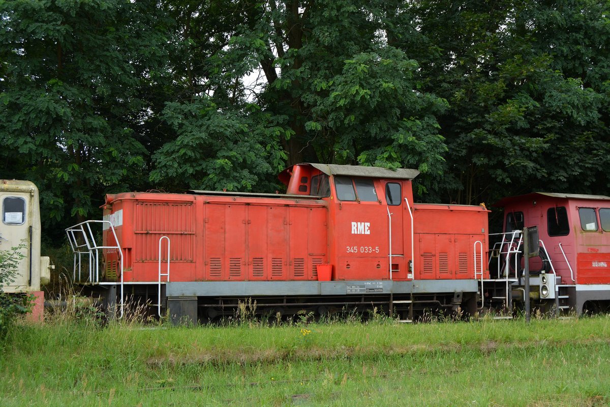 Zwischen den abgestellten Loks stand auch 345 033-5 der ehemaligen Rixdorf-Mittenwalder Eisenbahn, heute Neukölln-Mittenwalder Eisenbahn-Gesellschaft AG.

MIttenwalde Ost 20.07.2016
