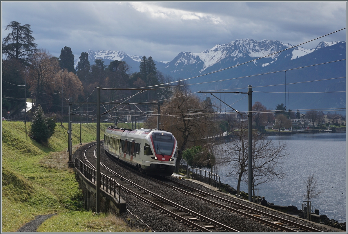 Zwischen einer abziehenden Warmfront und eine aufkommenden Kaltfront sucht sich der SBB RABe 523 060 bei Villeneuve seinen Weg in Richtung Lausanne. 

4. Januar 2022