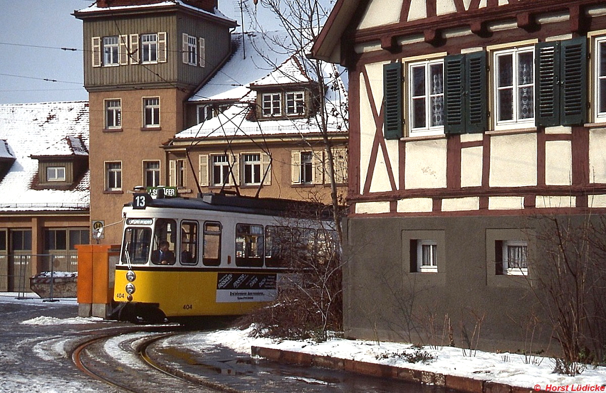 Zwischen der alten Feuerwache in Gerlingen und einem Fachwerkhaus lugt der GT4 404 der Linie 13 hervor. Das Foto entstand am 10.02.1991, heute liegt die Endhaltestelle im Tunnel, die Feuerwache existiert noch, das Fachwerkgebäude wurde leider abgerissen. 