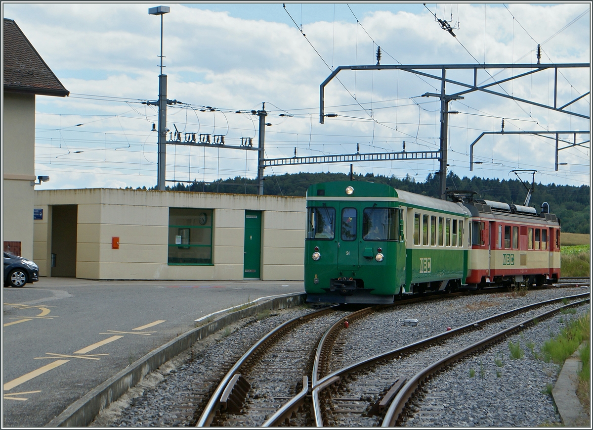 Zwischen der Ankunft um 16.21 des BAM Zuges 127 von Bière und der Abfahrt des hier zu sehenden Anschlusszugs 26 von Apples nach L'Isle Mont la Ville um 16.22 bleibt dem Anschlussreisenden (und Fotografen) nur eine Minute, trotzdem hat es für ein Foto und den Anschluss gereicht...
30. Juni 2014
