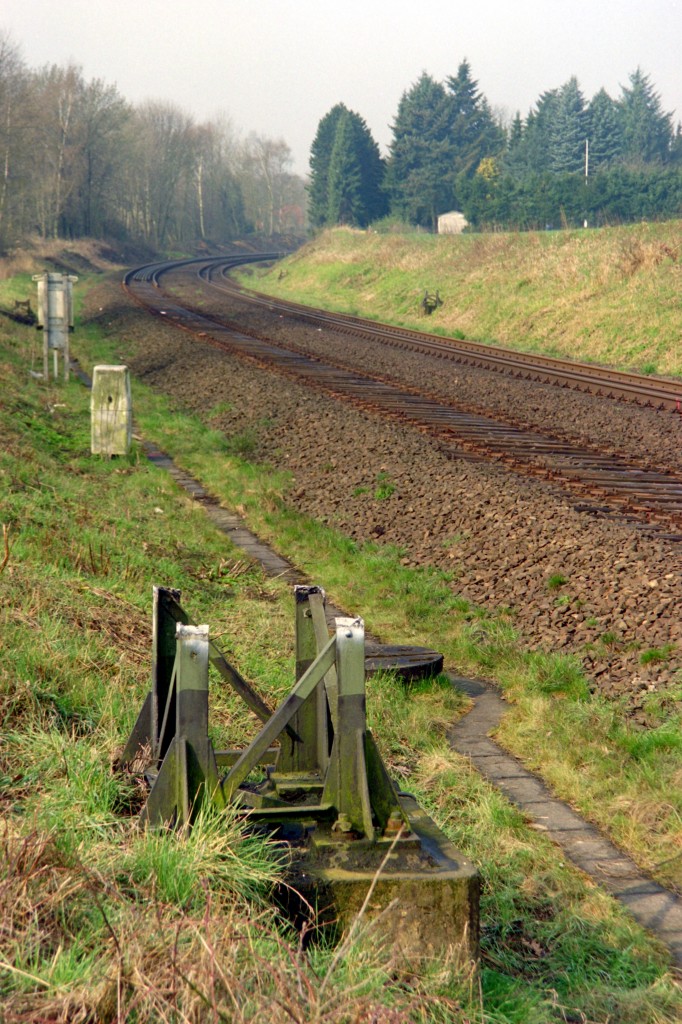 Zwischen April und Dezember 2004 wurde die Bahnstrecke Hamburg-Harburg–Buchholz (Nordheide) von Grund auf saniert und zu diesem Zweck komplett gesperrt. In einem ersten Schritt wurde die Oberleitung im gesamten Abschnitt demontiert. Das Foto entstand kurz nach Beginn der Bauarbeiten am 09.04.2004 zwischen Hamburg-Harburg und Hittfeld.