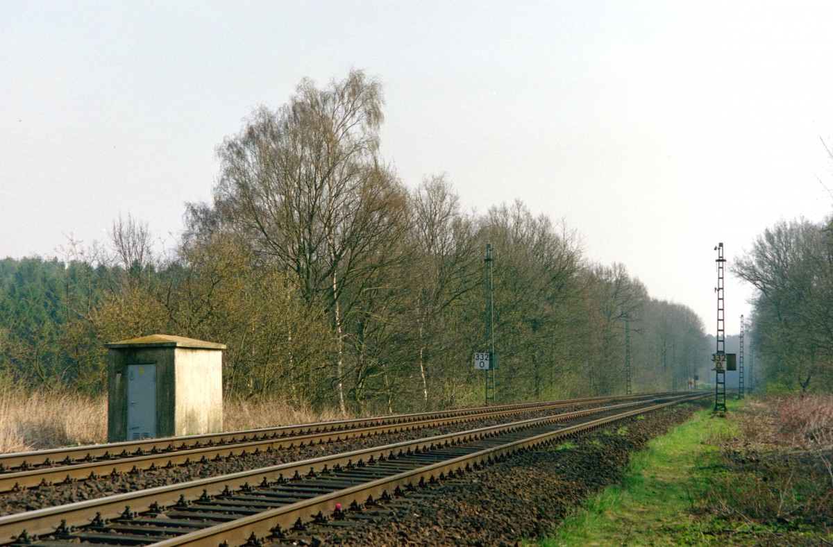 Zwischen April und Dezember 2004 wurde die Bahnstrecke Hamburg-Harburg–Buchholz (Nordheide) von Grund auf saniert und zu diesem Zweck komplett gesperrt. In einem ersten Schritt wurde die Oberleitung im gesamten Abschnitt demontiert. Das Foto entstand kurz nach Beginn der Bauarbeiten am 09.04.2004 zwischen Hittfeld und Klecken.