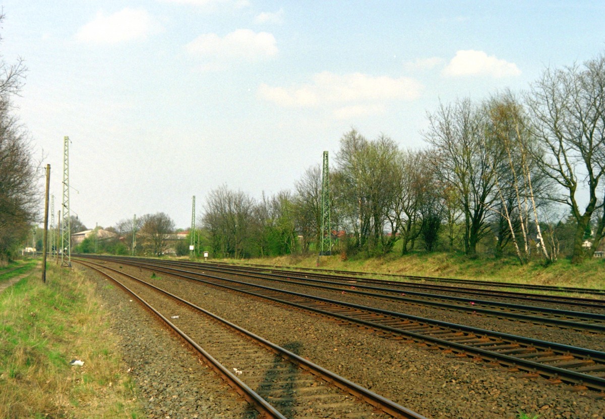 Zwischen April und Dezember 2004 wurde die Bahnstrecke Hamburg-Harburg–Buchholz (Nordheide) von Grund auf saniert und zu diesem Zweck komplett gesperrt. In einem ersten Schritt wurde die Oberleitung im gesamten Abschnitt demontiert. Das Foto entstand am 17.04.2004 im Bahnhof Klecken, der im Zuge des Streckenumbaus in einen Haltepunkt umgewandelt wurde.