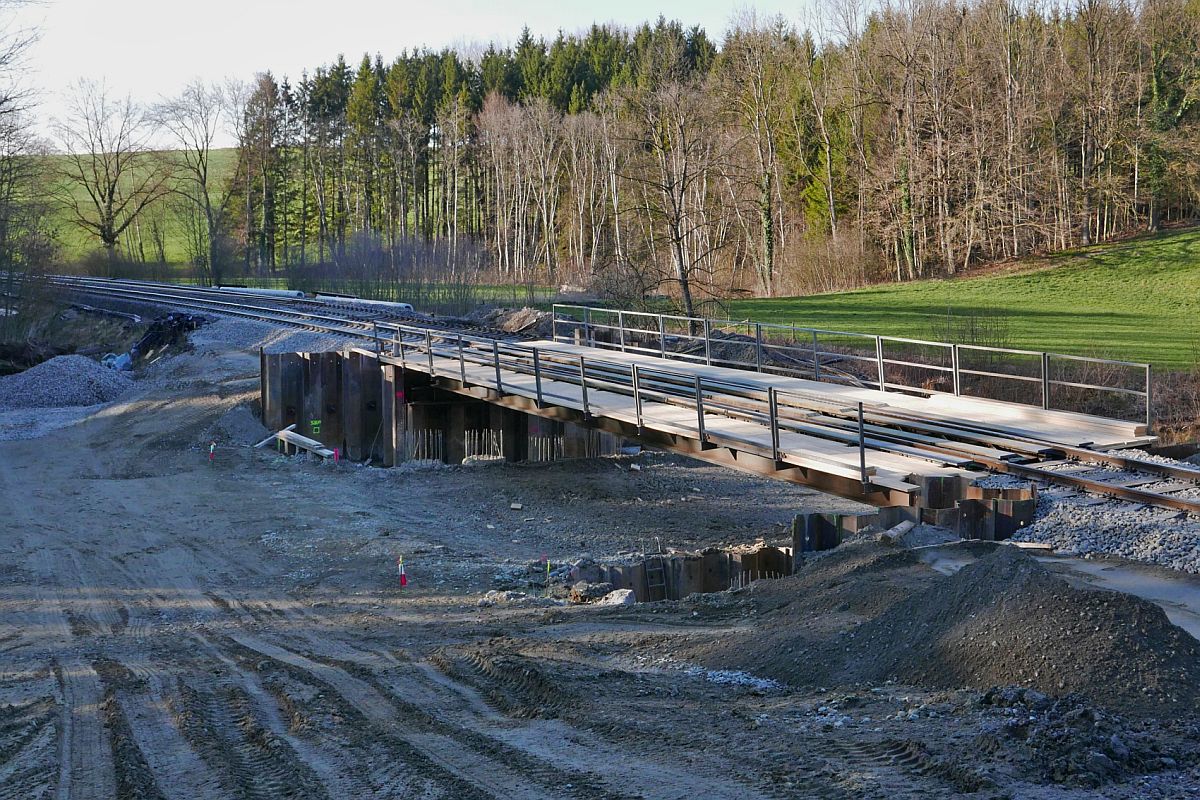 Zwischen Aulendorf und Mochenwangen ist am 16.03.2020 die Schussen in Rohre verlegt und aufgeschttet, um die Bahnbrcke im Schussentobel bei Kilometer 159.8 neu zu bauen