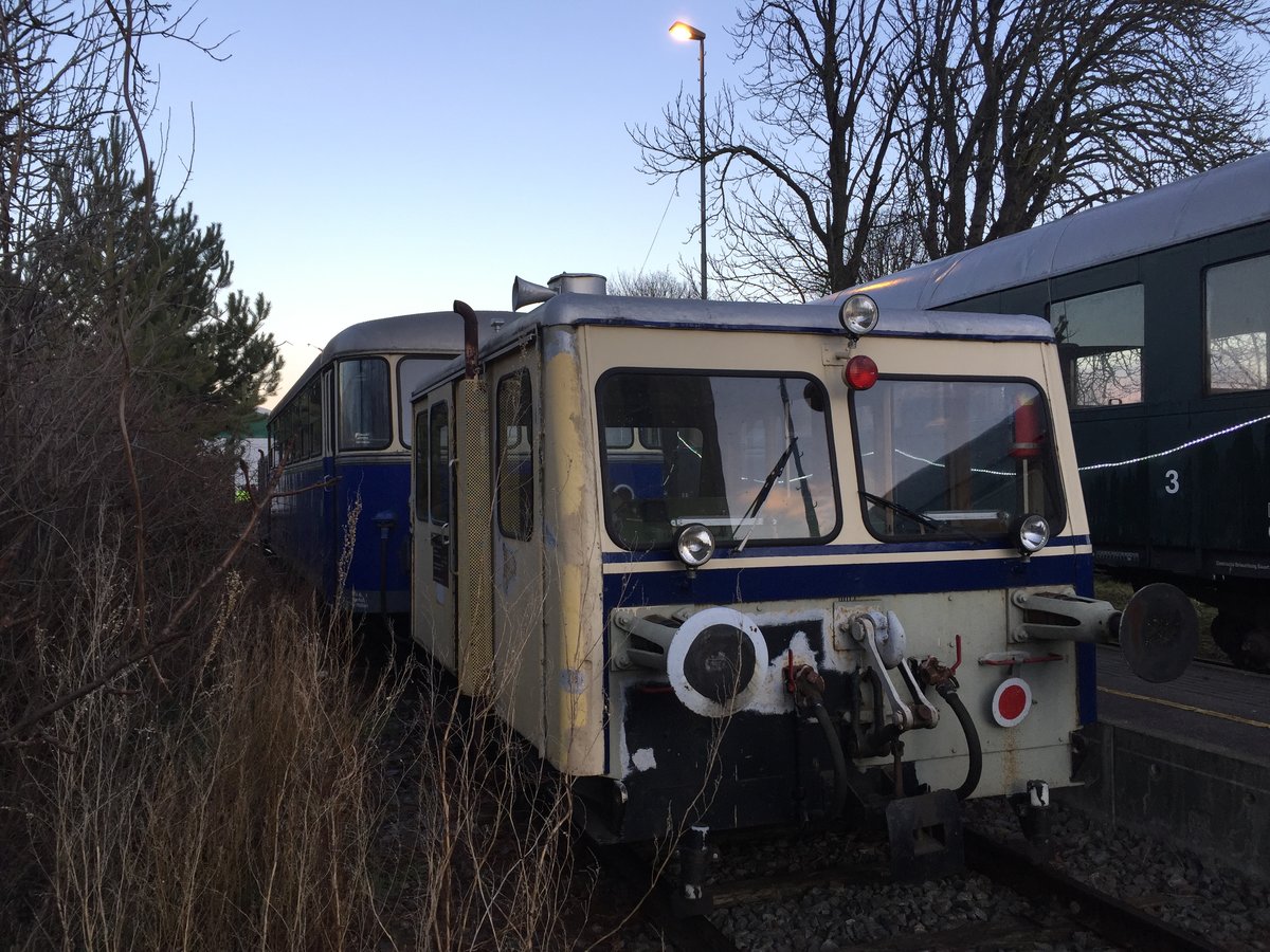 Zwischen Bad Pirawarth und Sulz Nexing gibt es wieder Nostalgieverkehr. Den Auftakt machten am Sonntagen zwischen 26.11. und 17.12. je 2 Zugspaare pro Tag. Das Foto wurde am 17.12.2017 in Sulz Nexing aufgenommen.
Mehr Infos gibt es hier: www.museumsbahn.at