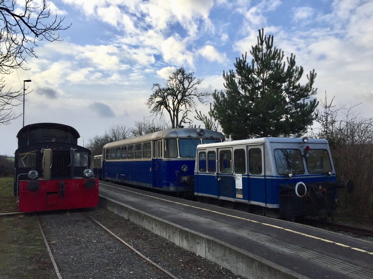 Zwischen Bad Pirawarth und Sulz Nexing gibt es wieder Nostalgieverkehr. Den Auftakt machten am Sonntagen zwischen 26.11. und 17.12. je 2 Zugspaare pro Tag. Die Garnitur auf der rechten Seite pendelte am 17.12.2017.
Mehr Infos gibt es hier: www.museumsbahn.at