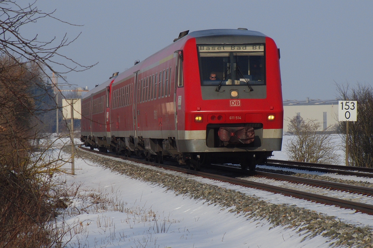 Zwischen Bad Schussenried und Aulendorf fahren zwei Triebwagen der Baureihe 611, geführt von 611 514, von Ulm kommend am 26.01.2013 als IRE 3368 nach Basel Badischer Bahnhof.