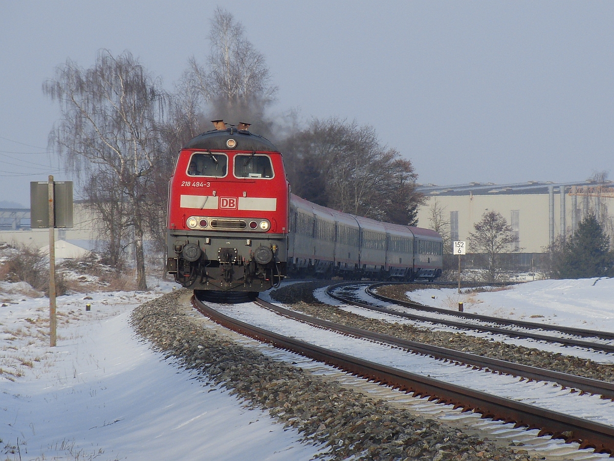Zwischen Bad Schussenried und Aulendorf ziehen 218 494-3 und eine weitere 218er den IC 119, Mnster(Westfalen) - Salzburg, ber Friedrichshafen nach Lindau (26.01.2013).