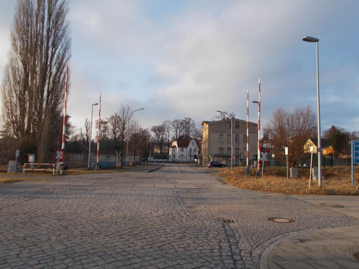 Zwischen den Bahnhöfen Wolgast Bf und Hafen liegt dieser Bahnübergang den ich am 06.Februar 2016 fotografierte.
