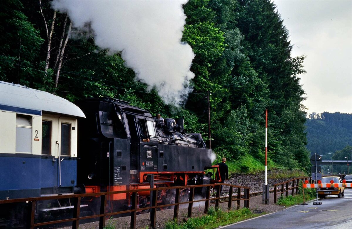 Zwischen den beiden Bahnhöfen Eyach Landesbahn und Eyach DB ist es relativ eng und Dampflok 64 289 der EFZ bahnte sich hier ihren Weg hindurch.
Datum: 22.07.1987