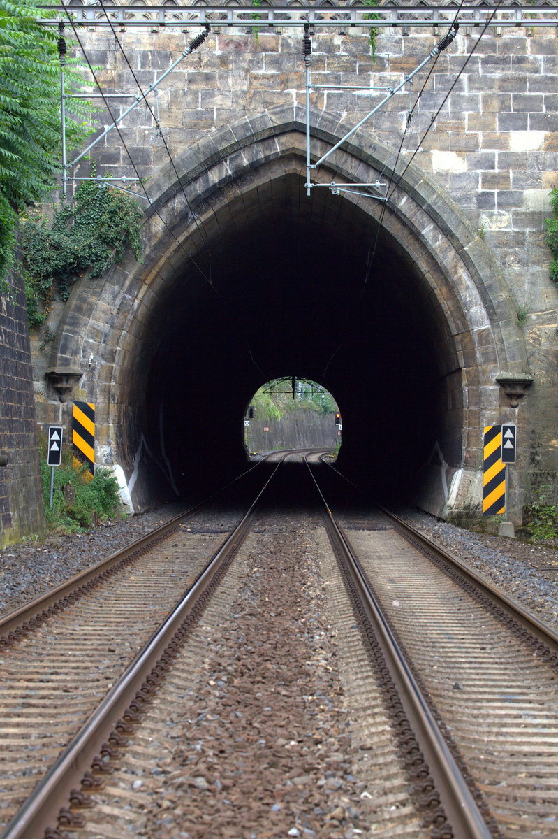 Zwischen den beiden Tunneln vor Decin befindet sich ein BÜ, so dass ein Tunnelblick möglich ist, in Richtung Decin Priper. 16.09.2017 12:26 Uhr.