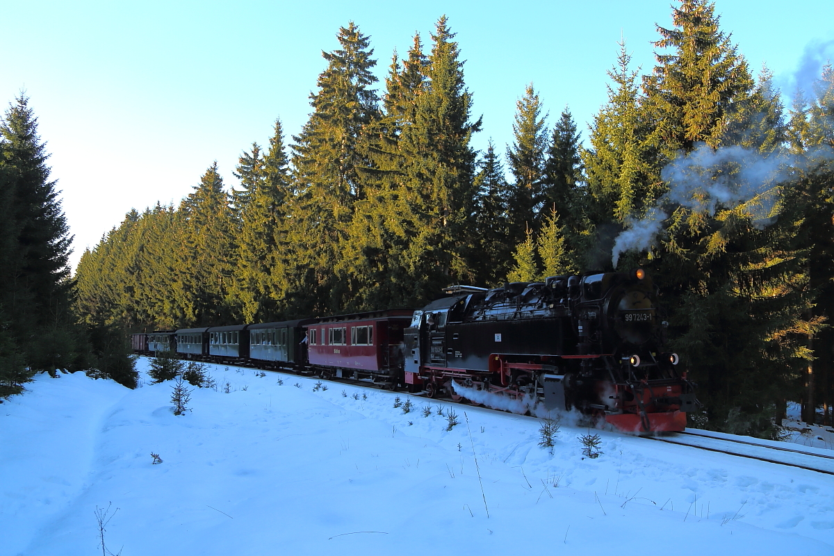 Zwischen Benneckenstein und Eisfelder Talmühle sah das Programm der IG HSB am 13.02.2015 eine weitere Scheinanfahrt für ihren Sonderzug vor. Auf diesem Bild haben die Fotografen den Zug bereits verlassen und dieser setzt nun zurück, um Anlauf für die Show zu nehmen! ;-)
