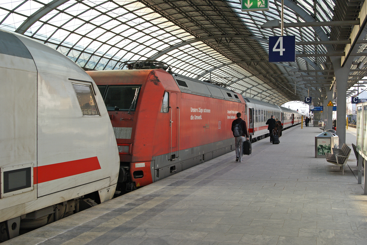 Zwischen Berlin Ostbahnhof und Hannover Hbf verkehren der IC 2223 nach Aachen (6 Wagen)und der IC 2385 nach Stuttgart (7 Wagen) vereint. Am 12.02.2014 warten diese Züge in Berlin-Spandau auf die Abfahrt Richtung Hannover.