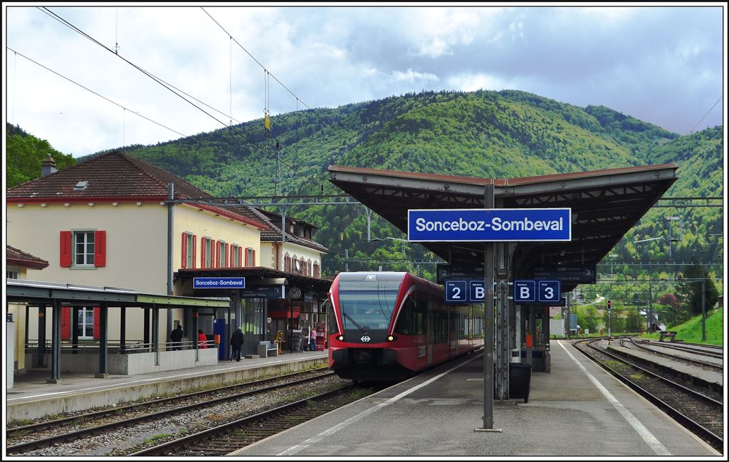 Zwischen Biel/Bienne und La Chaux-de-Fonds liegt Sonceboz-Sombeval, wo Richtung Tavannes und Moutier umgestiegen wird. R5426 mit GTW 281 mit Ziel La Chaux-de-Fonds. (12.05.2014)