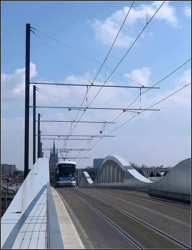 Zwischen den Bögen -

Blick vom Westkopf auf die Kienlesbergbrücke zwischen deren ungewöhnlichen Brückenbögen eine Avenio M-Straßenbahn in Richtung Science Park II unterwegs ist.

28.03.2019 (M)

