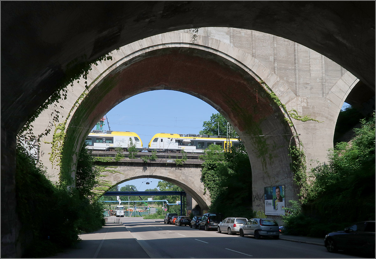 Zwischen Bögen -

Ein Flirt 3-Zug auf einer der Bahnbrücken über die Ehmannstraße im Stuttgarter Norden. Nach Fertigstellung von Stuttgart 21 werden diese Brücken für den Bahnverkehr überflüssig. Nur über eine neu gebauten Brücke werden in Zukunft hier noch S-Bahnen zu sehen sein.

20.07.2021 (M)