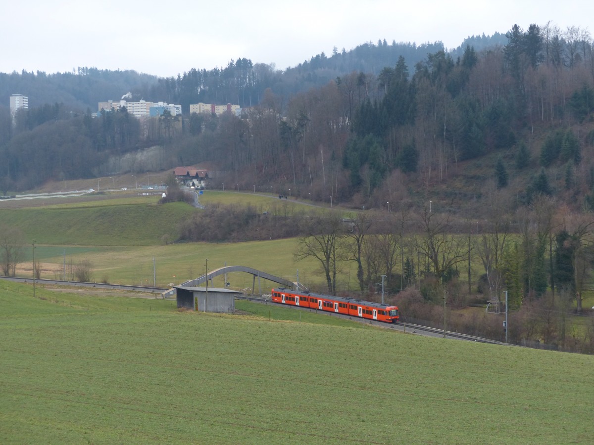 Zwischen Bolligen und Deisswil fährt RBS-S-Bahn Linie 7 in Richtung Bern Hauptbahnhof. 1.1.2016