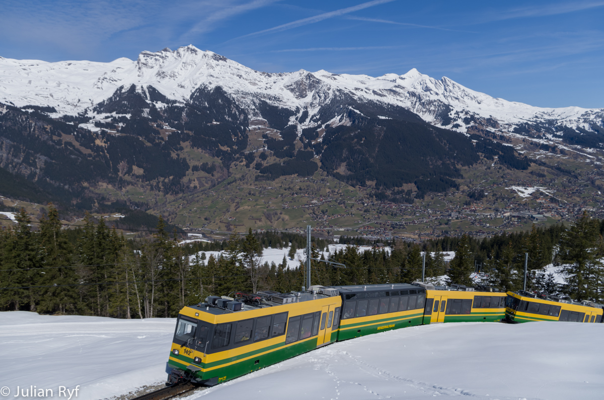 Zwischen der Brandegg und Alpiglen sind am 28.03.2015 die beiden Stadler Panos 142 und 144 unterwegs.