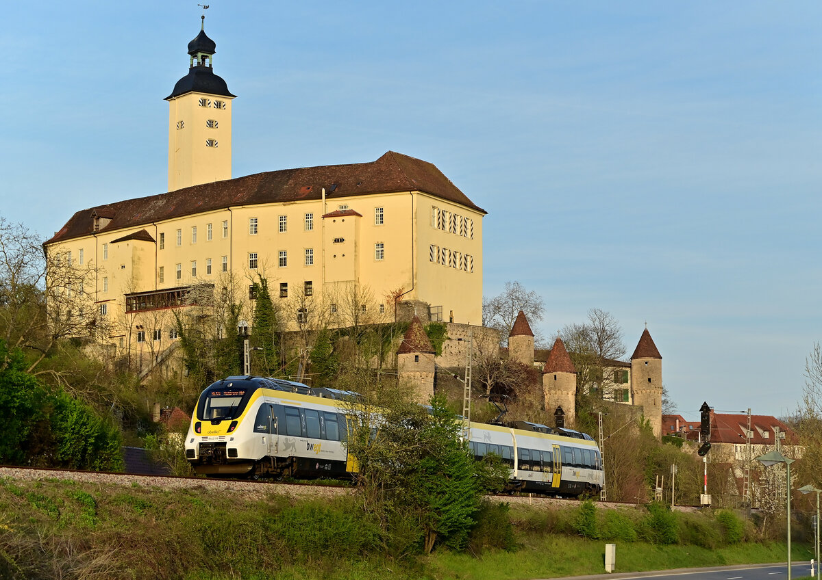 Zwischen Büschen und Seniorenheim Schloss Horneck durcheilt der 8442 118 Gundelsheim, bis er am Bahnsteig hält als RE10a nach Heilbronn am Montag den 11.4.2022 