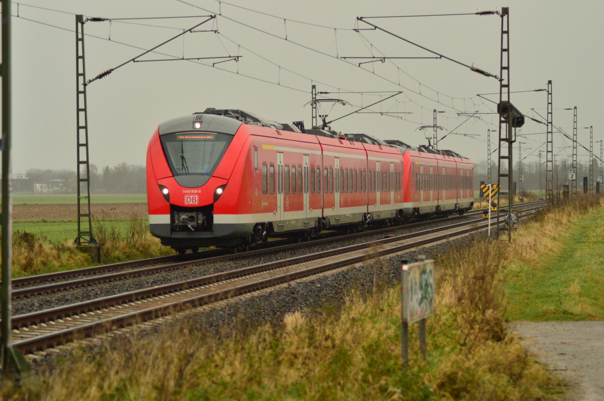 Zwischen Büttgen und Kleinenbroich kommt mir hier der 1440 806-6 vor die Linse, der hier als S5/S8 nach Mönchengladbach fahrend zu sehen ist. 20. Dezember 2014