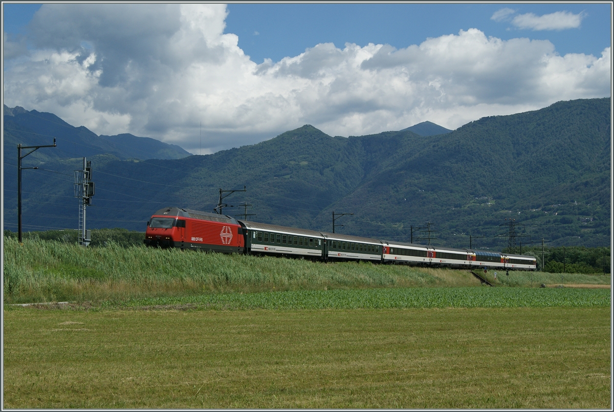 Zwischen Cadenazzo und Riazzino wechselt die Gotthardbahn (Neben)-Strecke nach Locarno in einer grossen S-Kurfe von der einen zur andern Talseite und überbrückt dabei den Fluss Ticino auf einer Stahlgitterbrücke. Hier ist der IR 2421 Zürich - Locarno kurz nach dem Kilometer 163 beim Einfahrsignal von Riazzino zu sehen. Obwohl die Gotthard IR eine Domäne der Re 4/4 II sind, waren an diesem Nachmittag die meisten IR mit Re 460 bespannt. 
21. Juni 2015