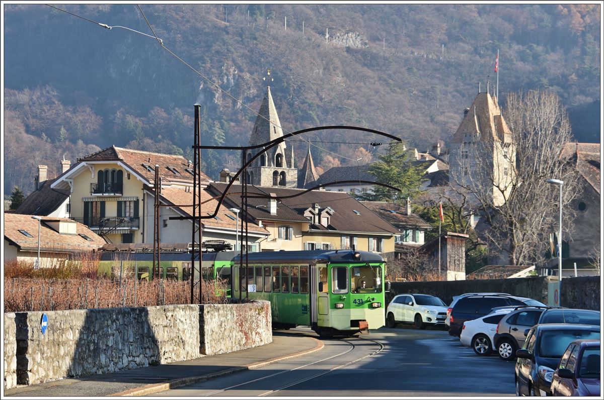 Zwischen Dépôt ASD und Place du marché stehen noch alte Fahrleitungsmasten. Bt431 + BDe 4/4 404 unterhalb von Schloss Aigle. Über dem Schlo9ss erkennt man die Linienführung nach Les Diablerets. (14.12.2016)