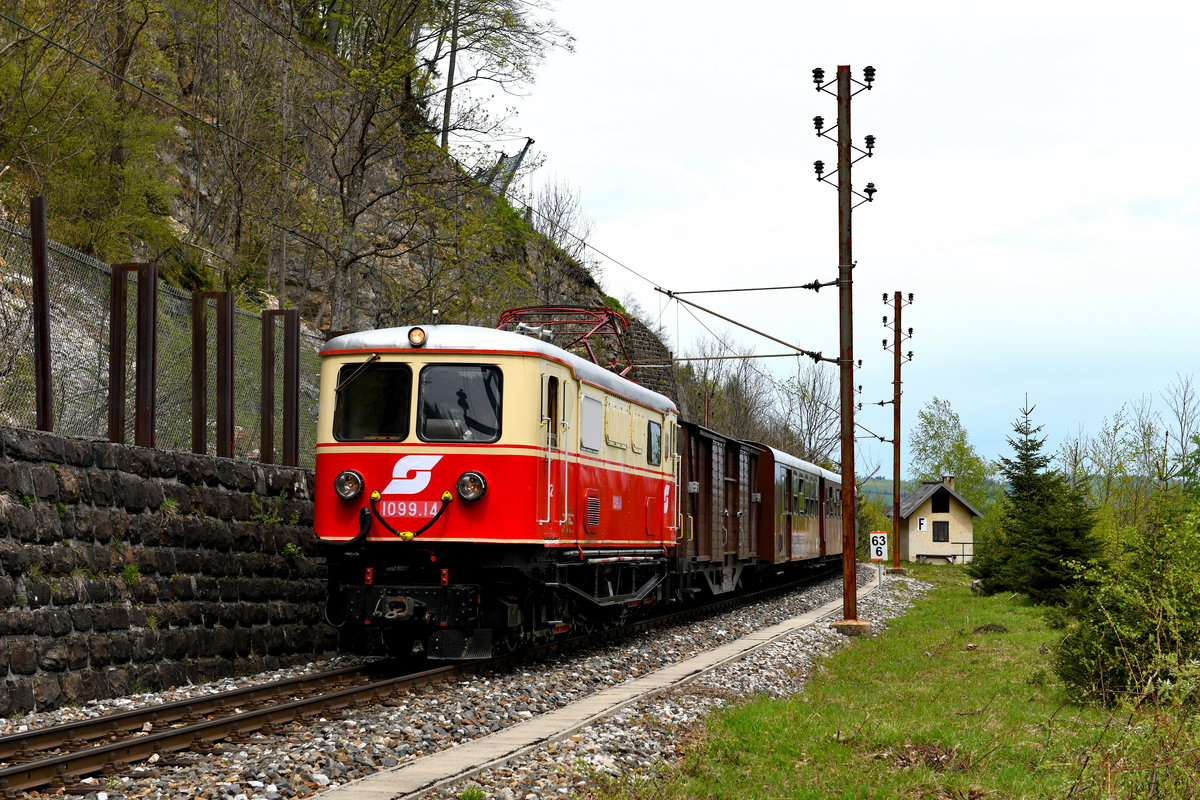Zwischen dem Beinriegel- und dem Florkogeltunnel passiert die Mariazellerbahn eine Schutzhütte. Beachtenswert sind in diesem Streckenabschnitt auch die alten Fahrleitungsmasten, die noch die Isolatoren für die Telegraphenleitung tragen (11. Mai 2019).