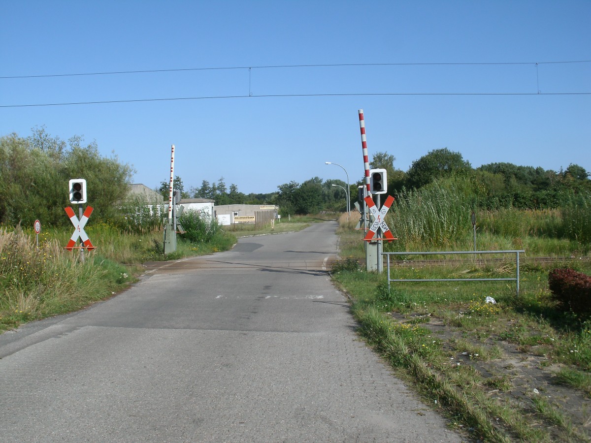 Zwischen dem Hbf und der Station Grnhufe(Strecke Stralsund-Rostock) befindet sich in Stralsund der Bahnbergang Gewerbegebiet.Aufgenommen am 25.August 2013.