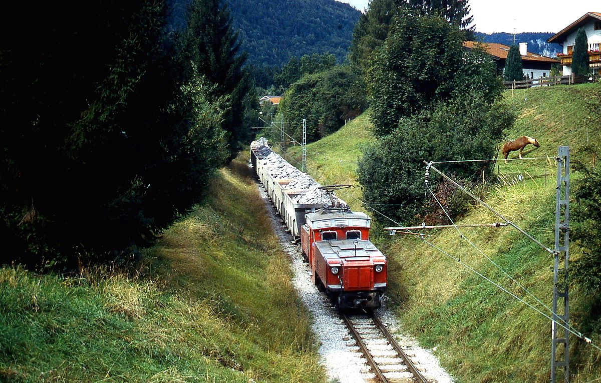 Zwischen dem Steinbruch in Wachtl und dem Werk der Heidelberger Zement in Kiefersfelden verkehrt eine elektrische Schmalspurbahn (1.200 V Gleichstrom) mit 900 mm Spurweite, die inzwischen unter dem Namen  Wachtlbahn  überregional bekannt ist. Hier ist eine der beiden 1928 gebauten, von Rheinbraun übernommenen BBC-E-Loks im September 1994 mit einem beladenen Kalksteinzug in Kiefersfelden unterwegs. Vorläufer dieser Bahn war eine um 1880 gebaute Pferdebahn, die 1923 auf 820 mm umgespurt wurde. Zunächst wurden Dampfloks, später Dieselloks eingesetzt. Erst 1970 wurde die Bahn auf 900 mm umgespurt und elektrifiziert.